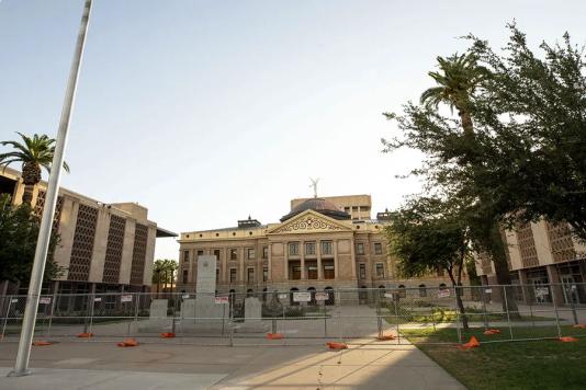 Забор с колючей проволокой защищает Капитолий в Аризоне