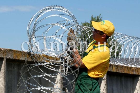 Встановлення колючого дроту
