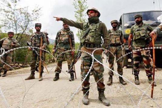 Проволока колючая на границе Китая и Индии