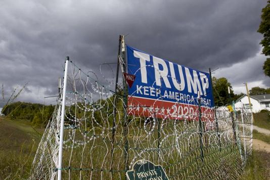 Реклама Трампа и колючая проволока