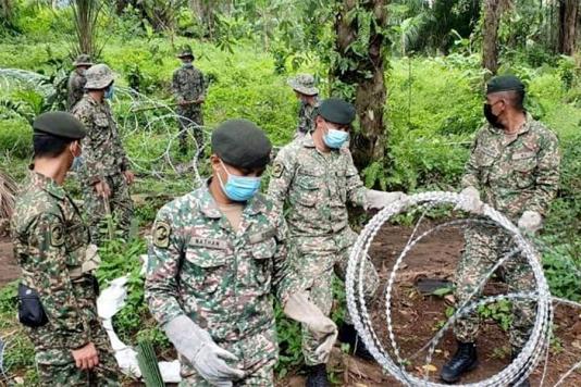 Колючая проволока в Малайзии против коронавируса