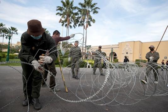Рабочие установили колючую проволоку у Дома правительства в Бангкоке