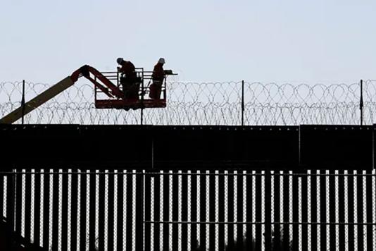 Колючая проволока устанавливается на границе США с Мексикой