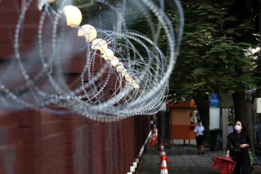 Проволока колючая вокруг Crown Property Bureau в Бангкоке