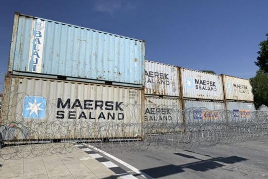 Баррикады из грузовых контейнеров и колючая проволока в Бангкоке