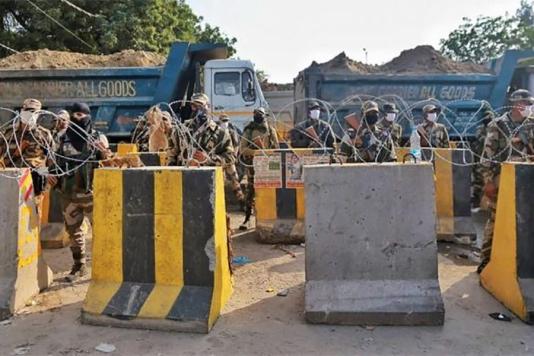 Дріт колючий та барикади в Делі