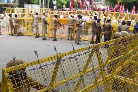 Дріт колючий та барикади в Індії