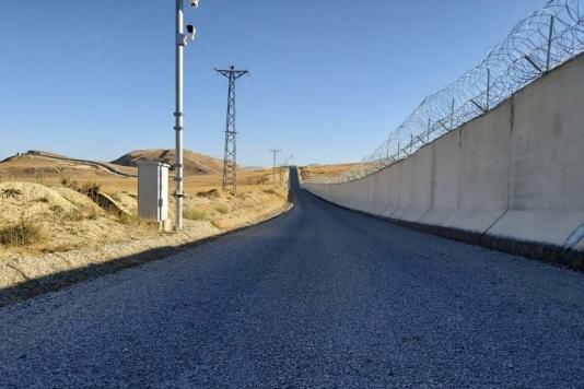 Колючий дріт та бетонний паркан