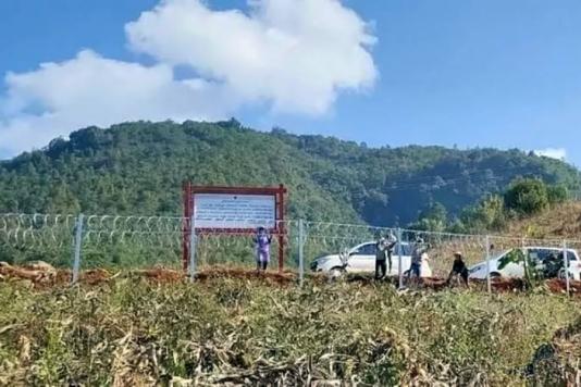 Колючая проволока на границе Китая и Мьянмы