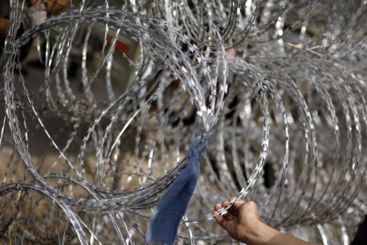 Проволока колючая Егоза на венгерской границе