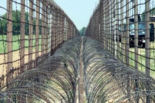 Забор из колючей проволоки на границе