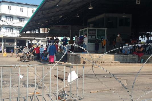 Колючий дріт і мігранти в Бангкоку