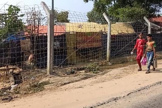 Огорожа з колючого дроту навколо табору Рохинья