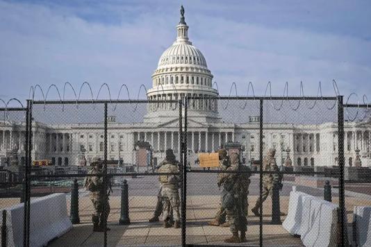 Колючая проволока и забор у Капитолия