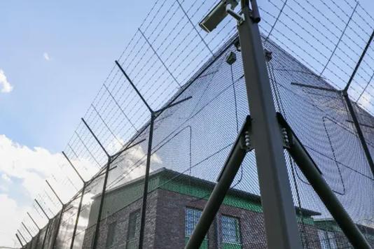 Колючий дріт та паркан проти коронавируса