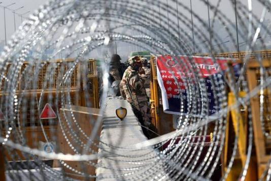 Загородження з колючого дроту в Делі