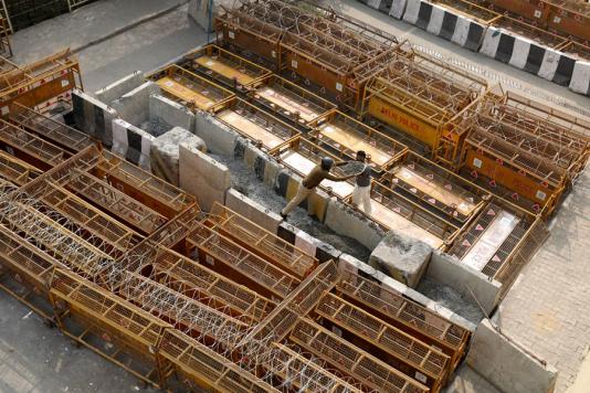 Колючий дріт на багатошарової барикаді в Делі