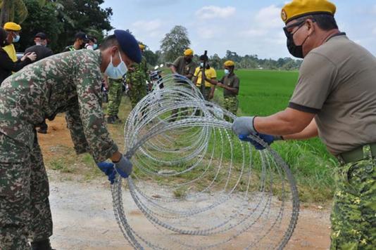 Колючий дріт проти Covid-19 в Малайзії