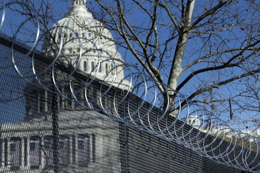Вокруг Капитолия остается колючая проволока