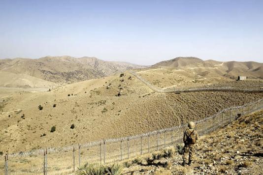Прикордонний паркан і колючий дріт на пакистансько-афганському кордоні