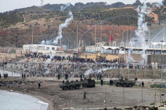 Колючий дріт не зупинив мігрантів в Сеуті