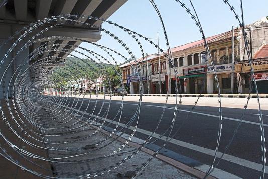 Коронавирус и колючая проволока в Малайзии