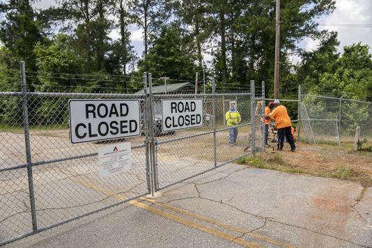 Ворота с колючей проволокой в Форт Беннинг