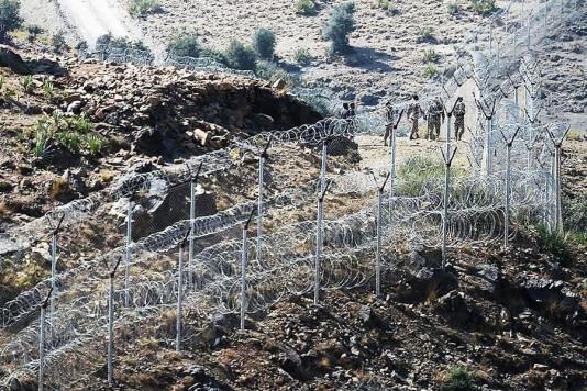 Колючий дріт на кордоні Пакистану з Афганістаном