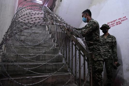 Колючая проволока внутри жилого дома