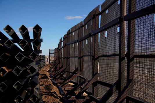 Стена Трампа обходится дорого, даже если ее не строить