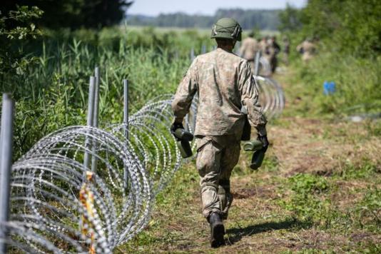 Через колючую проволоку мигранты проникают в Литву