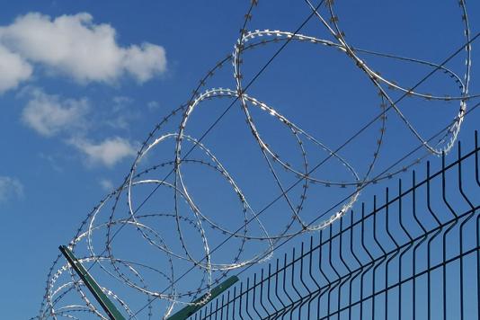 Забор с колючей проволокой