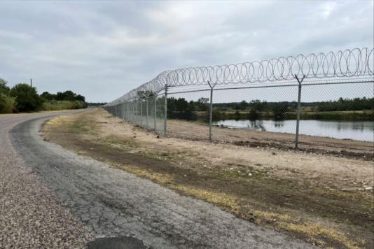 Забор и колючая проволока в Техасе