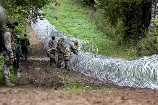 Огорожа з колючого дроту на кордоні Латвії і Білорусі