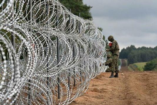 Новий паркан з колючим дротом