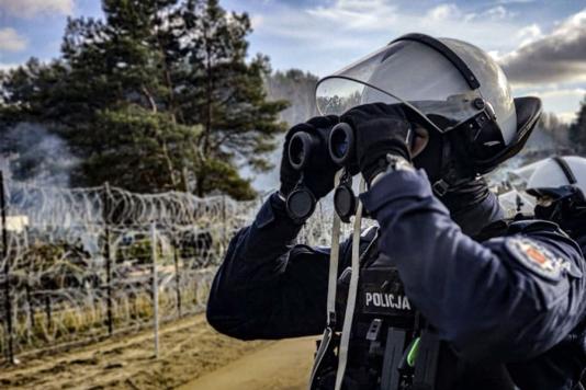 50 мігрантів проникли через колючий дріт до Польщі