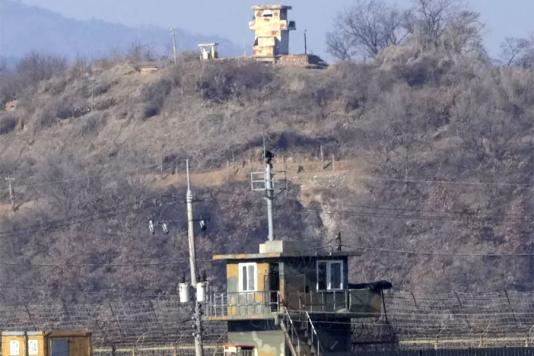 Кордон Північної та Південної Кореї з колючим дротом