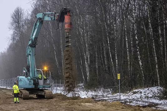 Нова стіна з колючим дротом між Польщею та Білоруссю