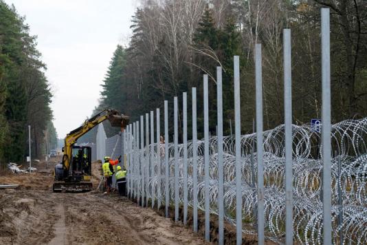 Камери спостереження на додаток до колючого дроту