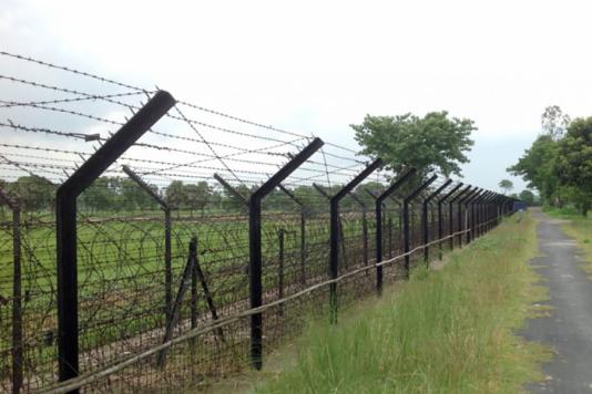 Колючий дріт між Бангладеш та Індією.