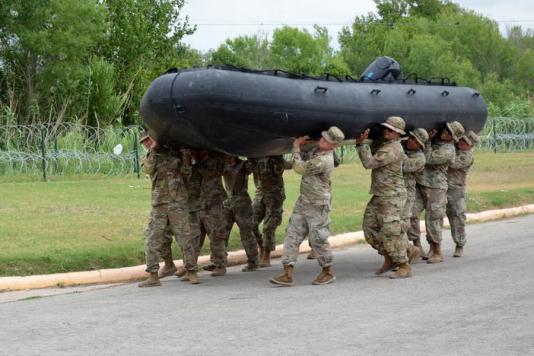 Колючая проволока на реке Рио-Гранде в Техасе