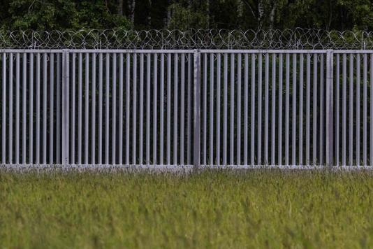Новий паркан та колючий дріт на кордоні Польщі з Білоруссю