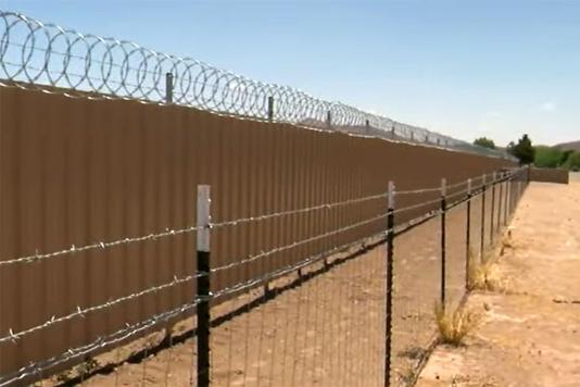 Заграждение из колючей проволоки в несколько рядов