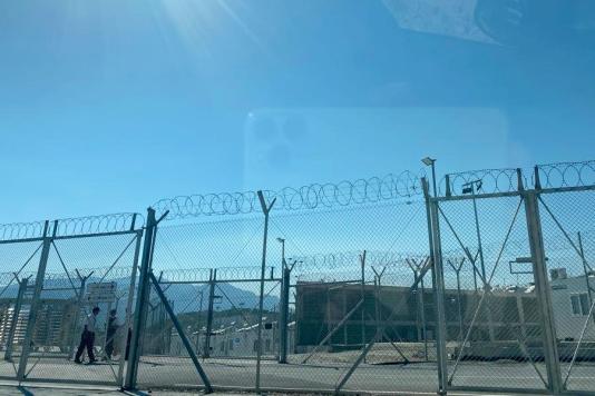 Лагерь на острове Самос окружает забор и колючая проволока.