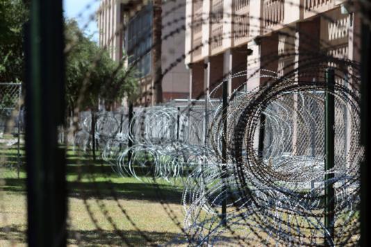 Капитолий Аризоны и колючая проволока