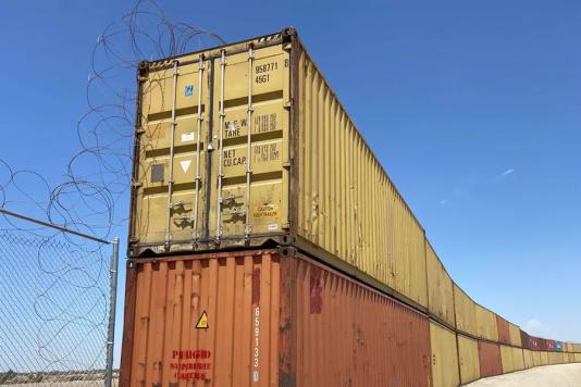 Контейнеры и колючая проволока