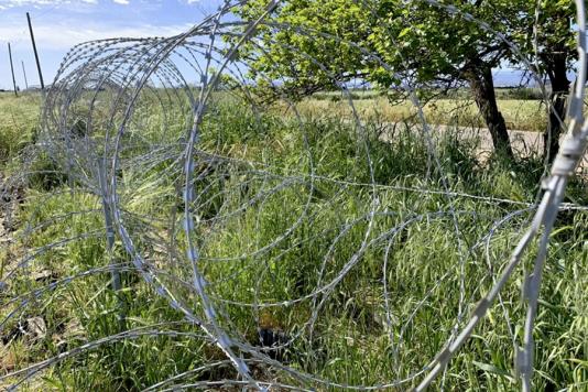 Колючий дріт викликає протести