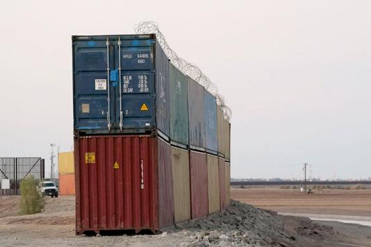 Новые контейнеры с колючей проволокой