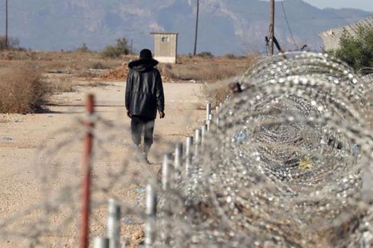 Колючий дріт охороняється поліцейськими