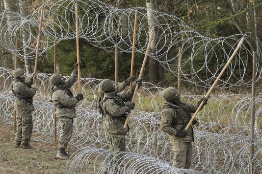 Финляндия установит колючую проволоку